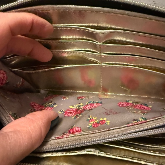 Betsey Johnson Black Pouch with Gold Heart Charm - Picture 6 of 10